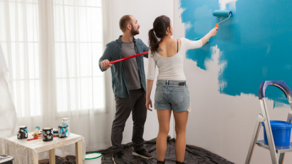 Как покрасить дома стены и потолок