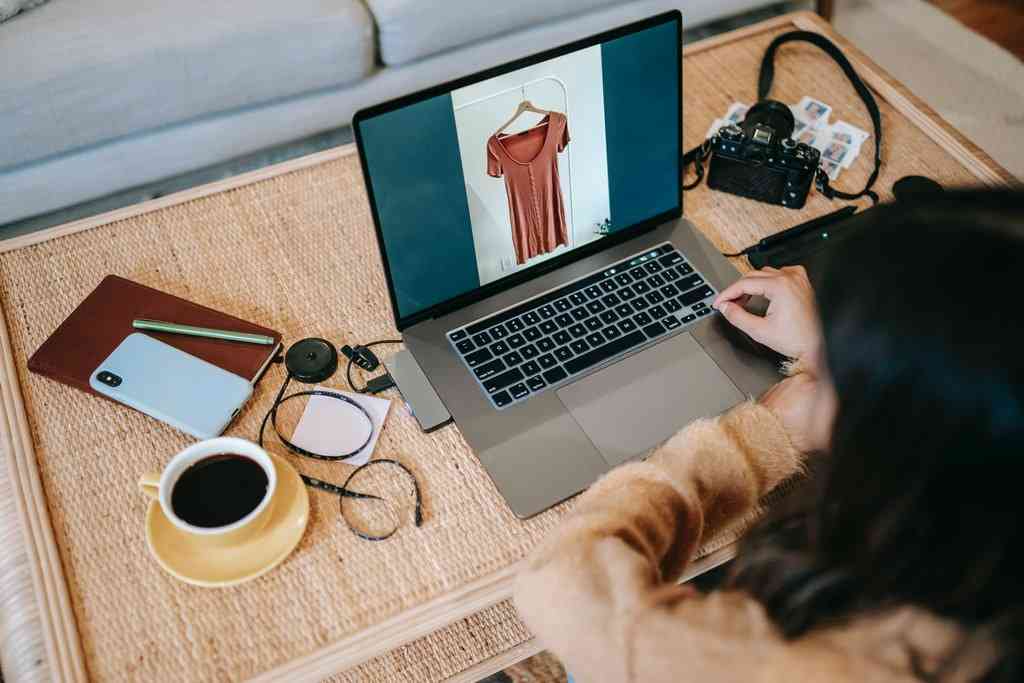 Девушка моделирует платье в компьютере