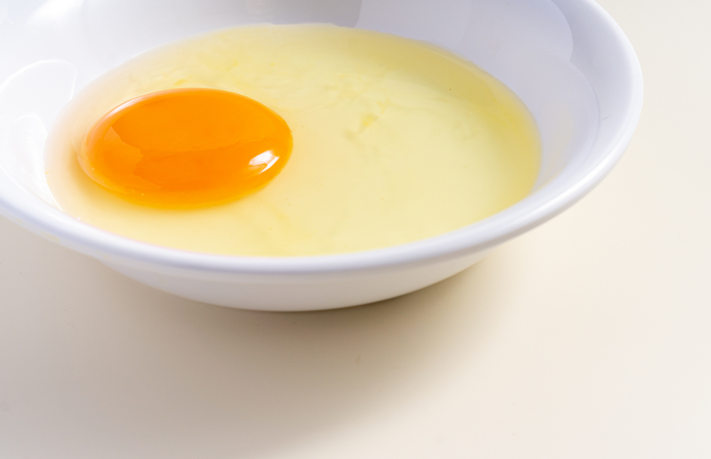 Сырое яйцо в миске