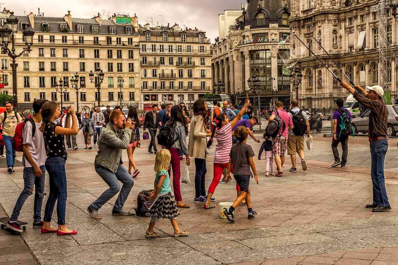 Туристическая группа с гидом в небольшом европейском городке