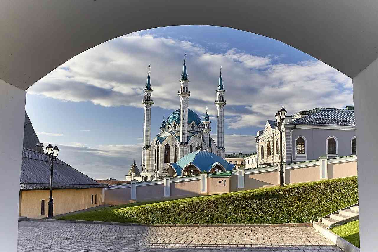 Вид из арки на казанскую мечеть