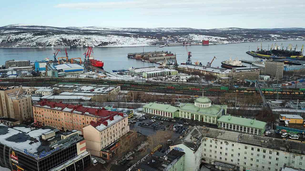 Панорамный вид на город Мурманск и его порт