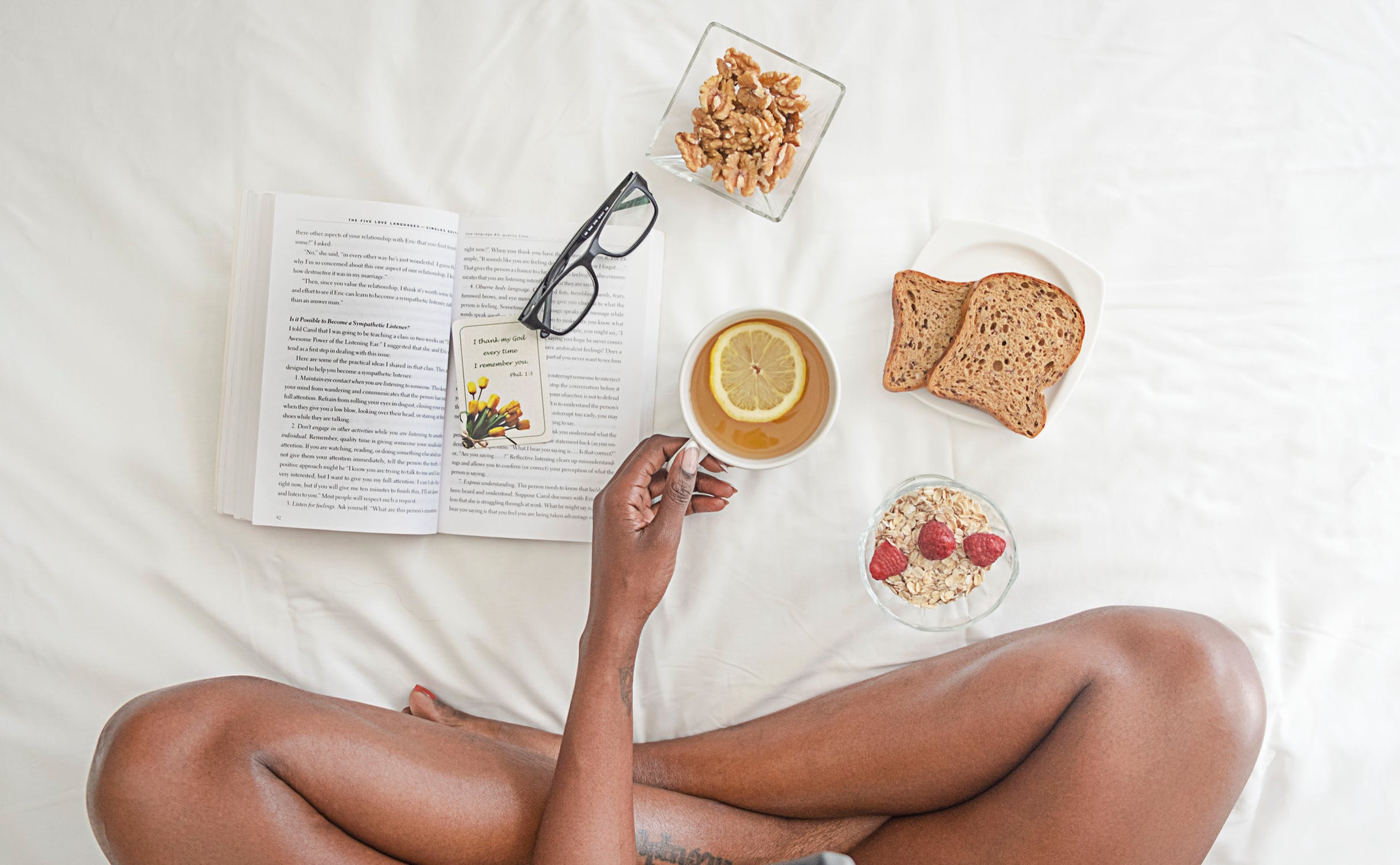 завтрак в постели с книгой